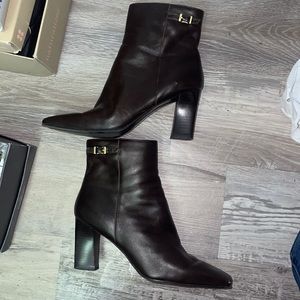 Womans boots barely worn size 8.5 brown upper leather